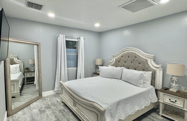 Modern 2 bedroom w King Beds