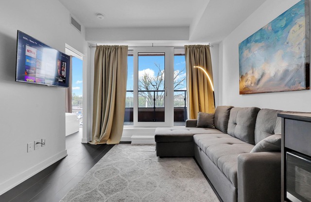 Modern 2 bedrooms condo steps to port credit GO
