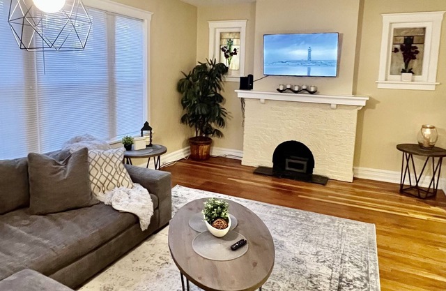 Modern 2 BR Located next to the famous St Louis Loop