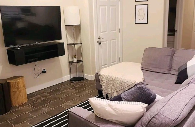 Modern 2 Brm Guest Suite》Eagle Ridge