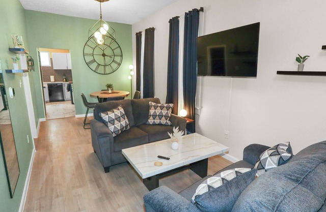 Modern 2B Home 5m to Downtown + Dog Friendly Yard