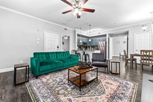 Modern 2BD 1BA Apt Pool Gym