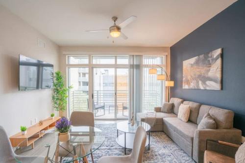Modern 2BD DT - Balcony, Gym, W-D, Parking - Sleeps 8