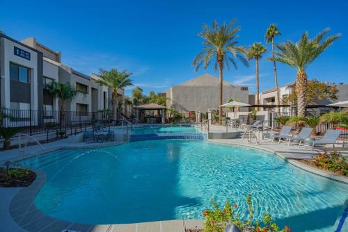 Modern 2BD - Parking, Gym, Pool - Sleeps 8 - 5 Min Casino