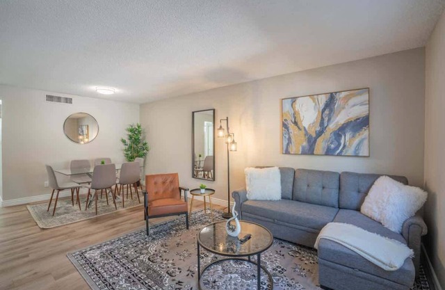 Modern 2BD with Parking Gym Pool can Sleep 8