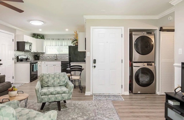 Modern 2BR 1BA - 5-min to ATL Airport - Free Parking-3B