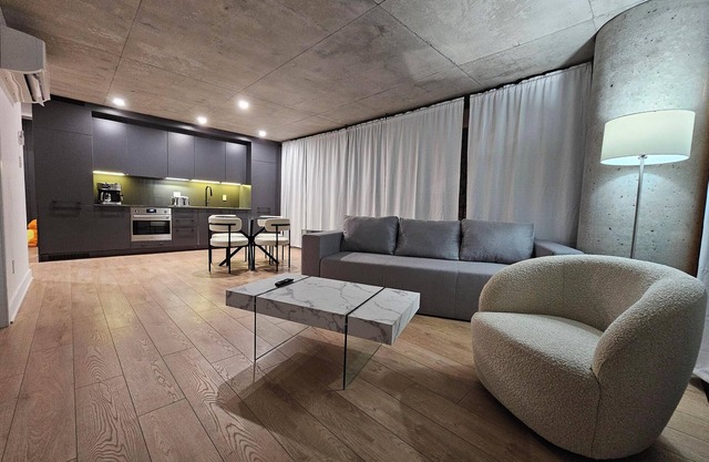 Modern 2BR Condo in Griffintown – Stylish & Convenient