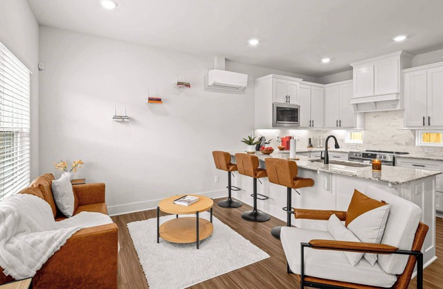 Modern 2BR Condo | Near U of A & Razorback Stdm 🏈