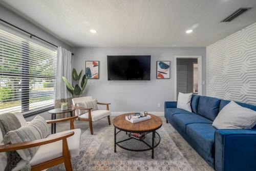 Modern 2BR DownTown Home with King Bed, Long Stays, WiFi, Netflix