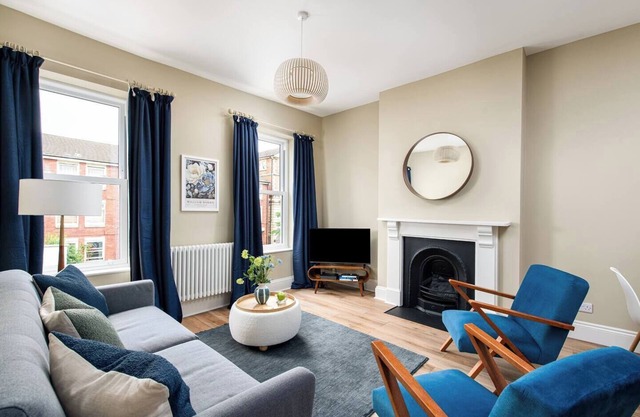 Modern 2BR Flat | Walk to Clifton | Free Parking