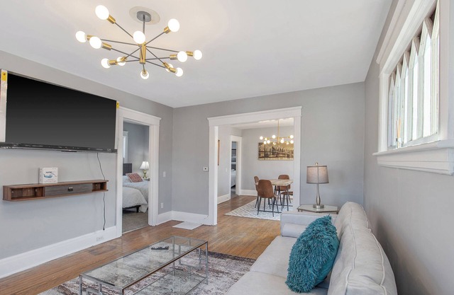 Modern 2BR Mins to Univ, Zoo, Destiny & Downtown