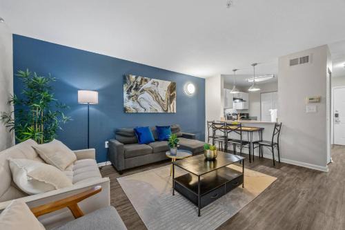 Modern 2BR near Downtown Pool, Gym, Free Parking