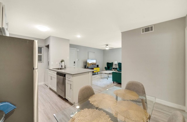 Modern 2BR Near UT Hyde Park Evonify