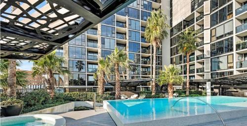 Modern 2BR, Pool, Gym & Parking