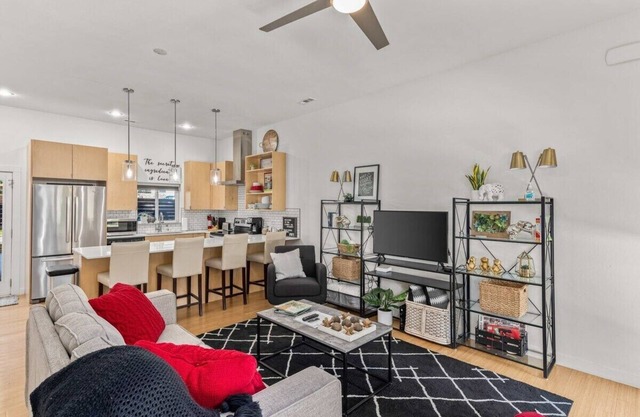 Modern 2BR Townhome Near U of A & Dickson St – Free Parking!