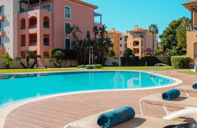 Modern 2BR w/Pool – Central Vilamoura