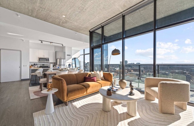 Modern 2BR with City Views - Pool, Gym & Terrace