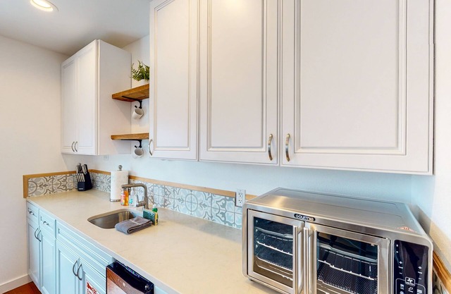Modern, 2nd-floor duplex with a work station, and mountain views - near downtown