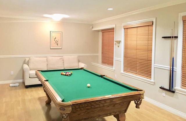 Modern 3 bdrm 3 bathrm, River view, Gym with pool table, ping pong, treadmill