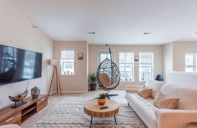 Modern 3-Bed Downtown Apartment