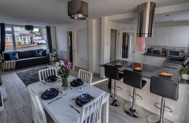 Modern 3-Bed House with Parking - Sleeps 7