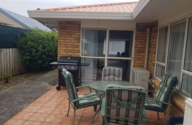 Modern, 3 bedroom, 2 bathrooms, close to beach and all amenities, sleeps 11