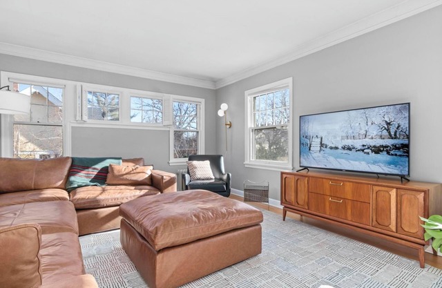 Modern 3 Bedroom Apartment - Kenwood - Lake of Isles - Parks - Quiet