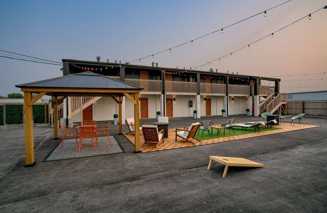Modern 3-bedroom detached space w/WiFi, kitchen, full-size fridge, living room