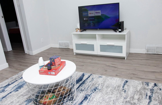 🌎Modern 3 bedroom home w/street park’n close to ✈️