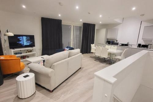 Modern 3 Bedroom House With Balconies & Parking