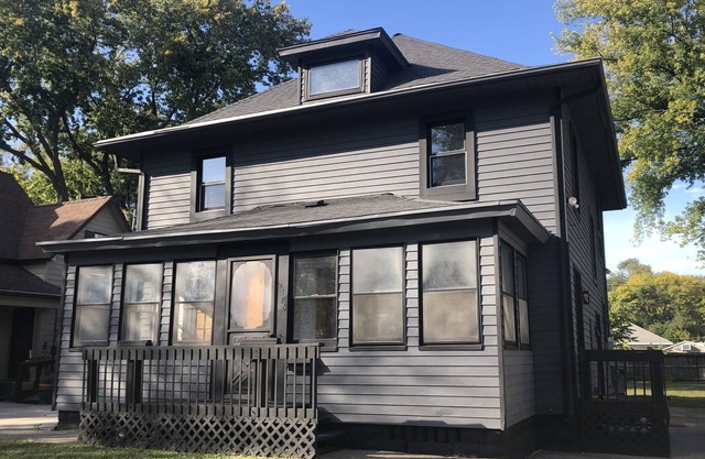 Modern 3 Bedroom near downtown w yard