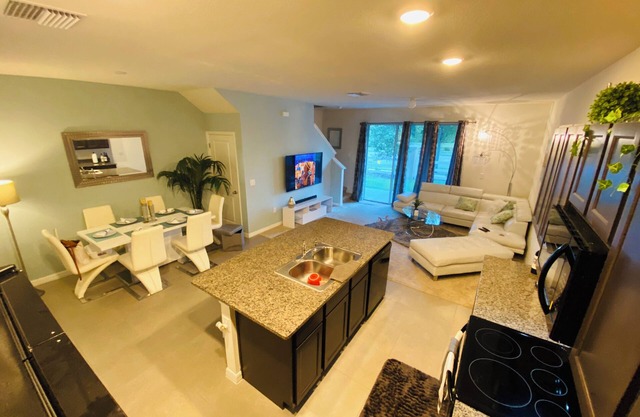 Modern 3-bedroom townhome with garage near Downtown Tampa