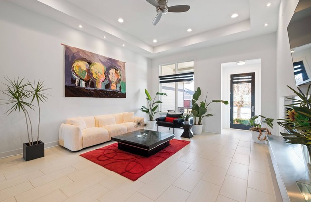 Modern 3-Bedroom Villa Retreat in Omaha – Elegance & Convenience Combined