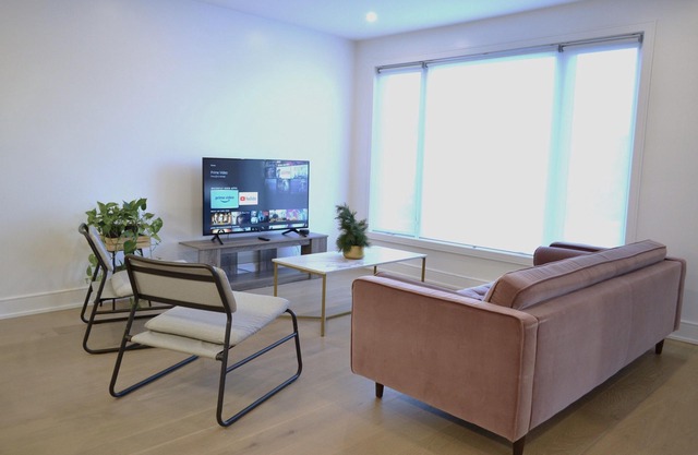 Modern 3 Bedroom w/free parking