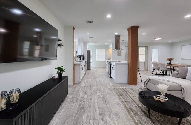 Modern 3BR/2BA Home- 15 Mins From NRG Stadium!