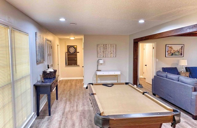 Modern 3BR Family Retreat Pool Table Fire Pit Pets Welcome