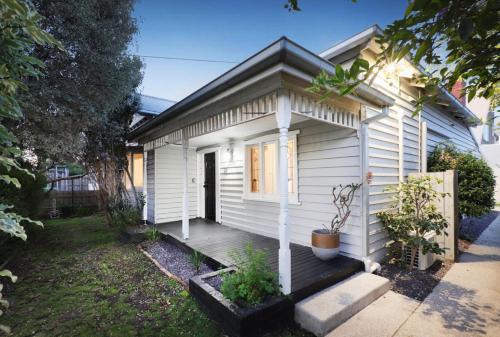 Modern 3BR Home - 20 Mins to Melbourne CBD