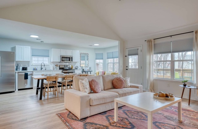 Modern 3BR Home, Half Mile to Bentonville Square