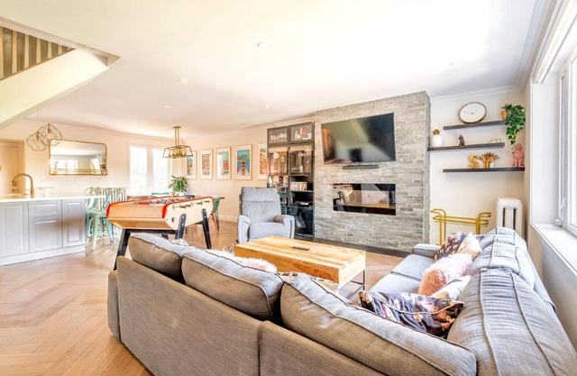 Modern 3BR Home - Near High Park