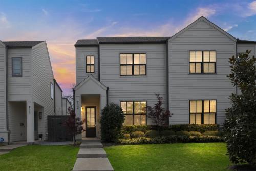 Modern 3BR in Bishop Arts - Walk to Shops & Dining Duplex