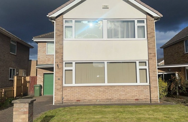 Modern 4 bedroom detached house with private parking families, contractors