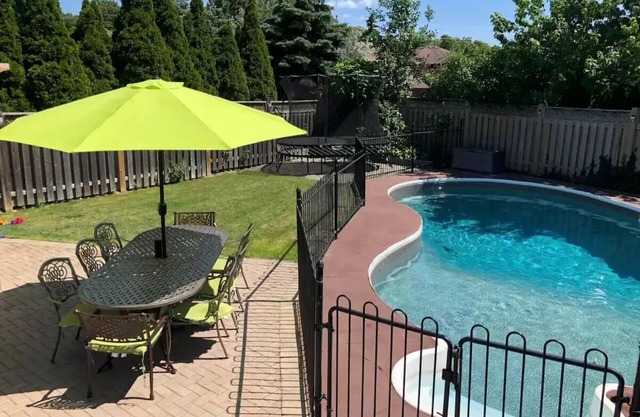 Modern 4 Bedroom home with pool