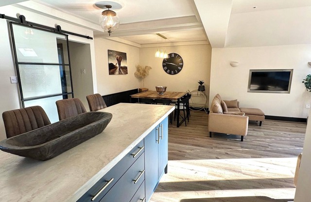 Modern 4-bedroom house - Fast WIFI, NEC, HS2, B'ham Airport, Park Access