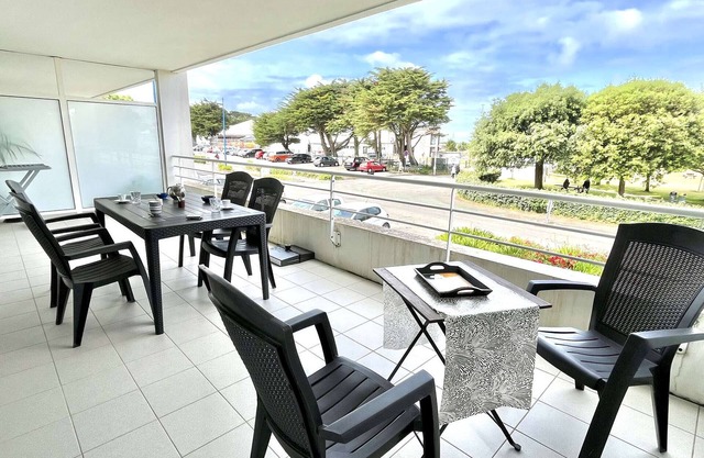 Modern 42sqm apartment near beach, Wi-Fi, Pets allowed, Private parking