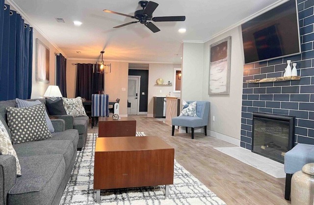 Modern 4BR Retreat Games Fire Pit Movie Room