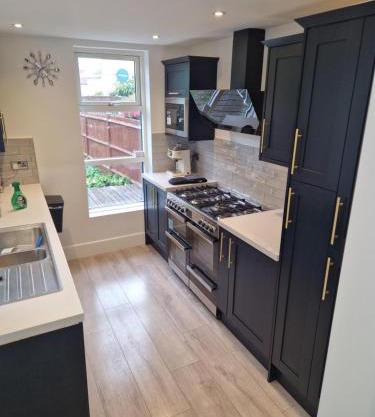 Modern 5 bedroom house with parking, London