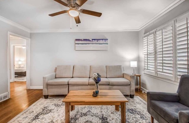 Modern Amenities, Near Downtown! Colonial Cottage
