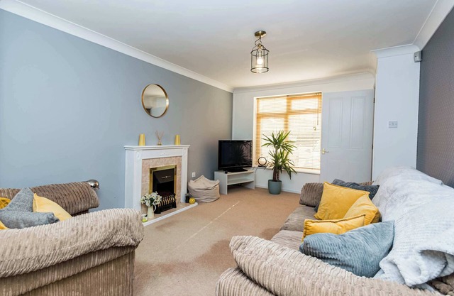Modern and Bright 3 Bed Swindon Home with Parking