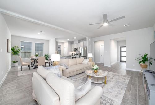 Modern and Spacious 4BR Home in Rosenberg, TX