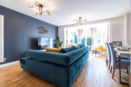 Modern and Spacious Home From Home 1 mile from M1 - with Netflix, Prime Video, PS5, free parking, superfast WiFi, BBQ - Sleeps 11 - By Brightleap Apartments